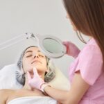 zastosowanie lampy lupy w gabinecie kosmetycznym
